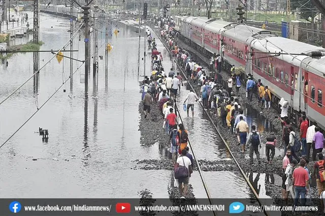 मूसलाधार बारिश से बेहाल कोलकाता