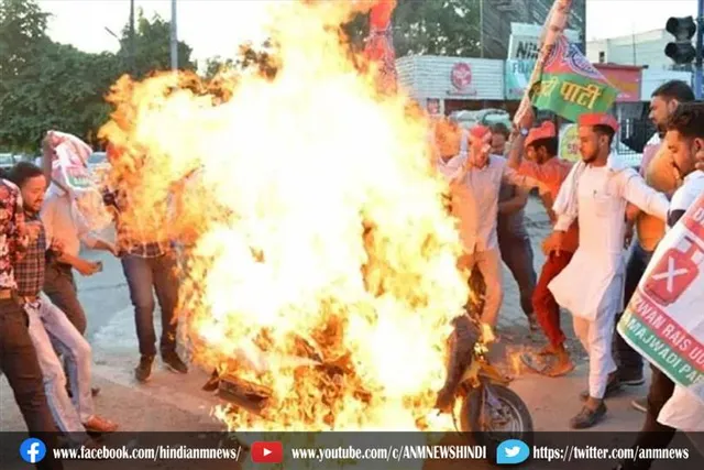पेट्रोल की बढ़ती कीमतों को लेकर समाजवादी पार्टी का विरोध प्रदर्शन