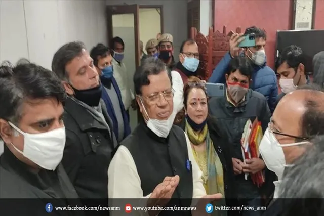 कैबिनेट मंत्री डॉ. कमल गुप्ता ने नगर निगम में मारा छापा