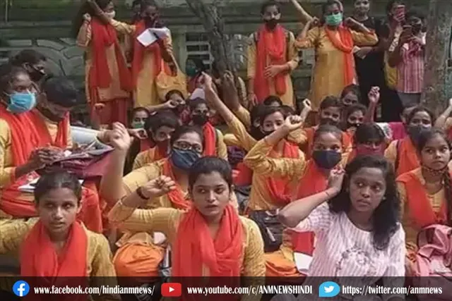 पास कराने की मांग पर फेल छात्रों ने शिक्षा मंत्री का आवास घेरा