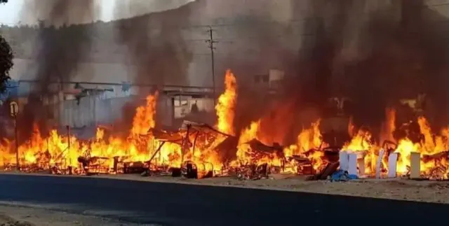 महाराष्ट्र के फर्नीचर मार्केट में लगी आग