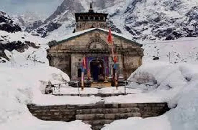 केदारनाथ धाम में बर्फबारी व बारिश