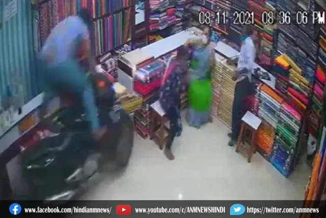 कपड़े की दुकान में घुसी अनियंत्रित बाइक, देखे वीडियो