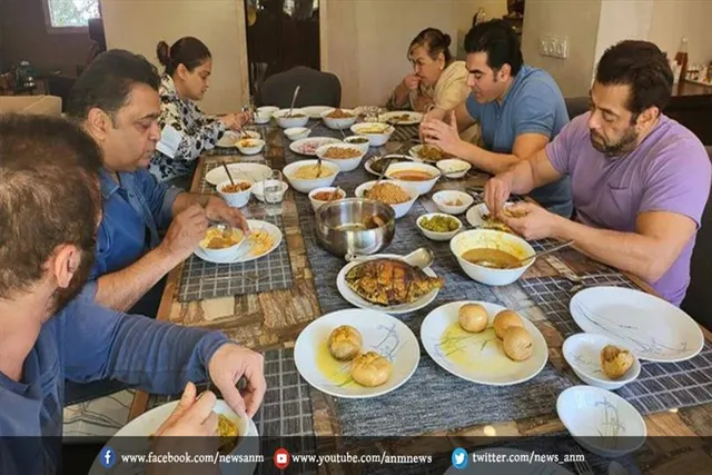 सलमान खान ने फॅमिली के साथ एन्जॉय किया दाल बाटी चूरमा