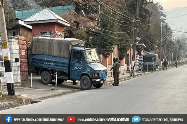 जम्मू-कश्मीर पुलिस ने उमर अब्दुल्ला के घर के दोनों गेट पर खड़े कर दिए ट्रक
