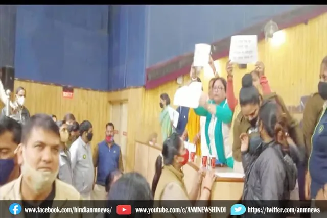 पूर्वी दिल्ली नगर निगम के सदन में हंगामा