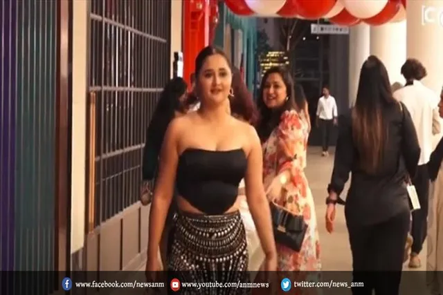 ब्लैक ऑउटफिट में हॉट दिखी रश्मि देसाई