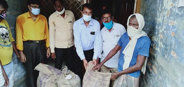 32 कुष्ट परिवार के बीच चावल वितरण