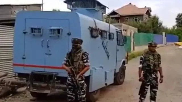 सुरक्षाबलों और आतंकियों के बीच चल रही है मुठभेड़