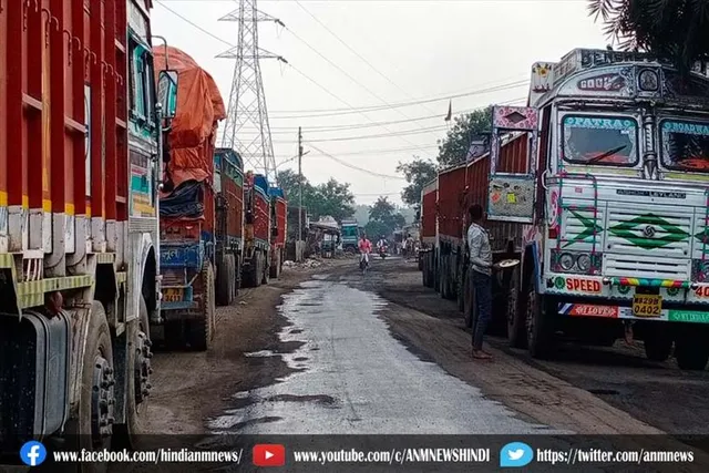 कारखाने के सामने अवैध रूप से ट्रक फिर खड़े