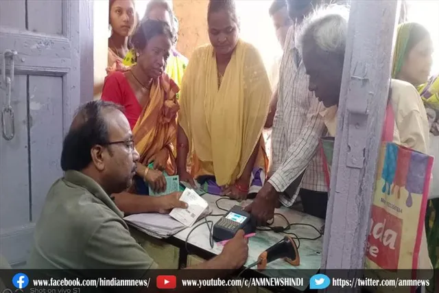 राशन की दुकान में लगी लंबी लाइन, तमाम लोग लौटे बगैर राशन के