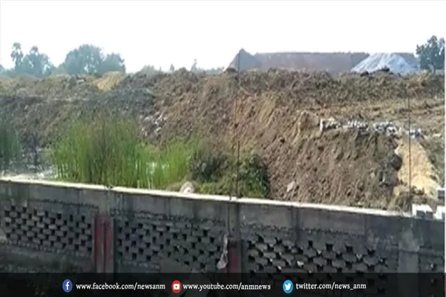 जमीन पर जबरन कब्जा कर दीवार बनाने का आरोप