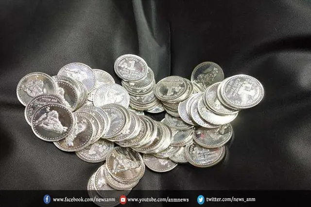 जमीन से निकले चांदी के सिक्के