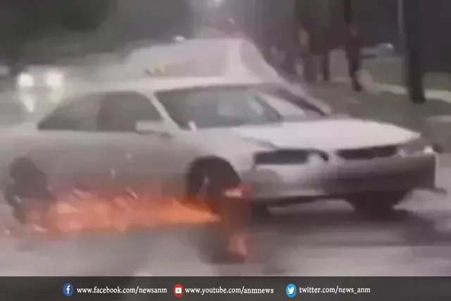 देखे वीडियो : बीच सड़क पर कार से ऐसे निकलने लगी चिंगारियां
