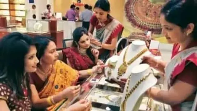 सोना करवा चौथ से पहले हुआ सस्ता