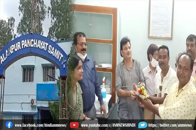 विधान उपाध्याय का सालानपुर पंचायत समिति ने फूलो का गुलदस्ता देकर किया स्वागत
