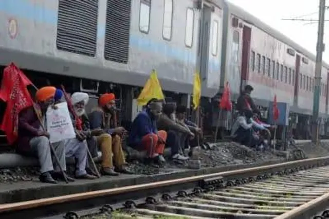 पंजाब और हरियाणा में रेल पटरियों पर बैठे प्रदर्शनकारी