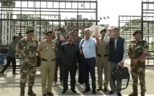 Indian Cricket Board president Roger Binny & vice-president Rajeev Shukla crosses Attari-Wagah border