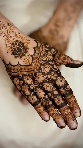 Karwa Chauth 2025: करवा चौथ पर हाथों में रचाएं ये लेटेस्ट मेहंदी डिजाइन