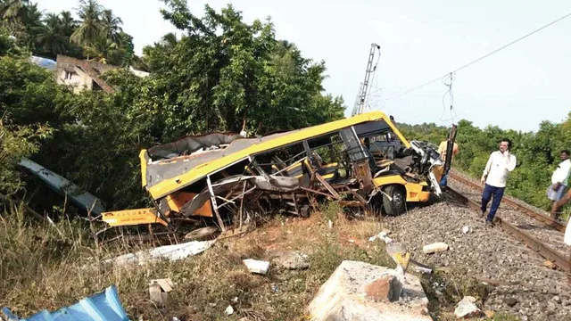 காலையில் பள்ளி வேன்! மாலையில் மார்ச்சுவரி! -ரயில் விபத்தில் மாணவர்கள் பலி!