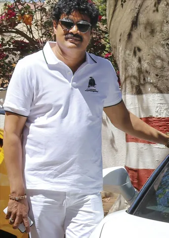 மக்களை சோதித்த ஹீரோ