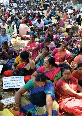 ஆசிரியர்கள் அவல நிலை! இரவிலும் வலுத்த போராட்டம்!