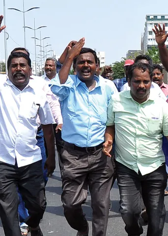 அரசை நடுங்கவைத்த ஊழியர்கள் விரட்டியடித்த போலீஸ்