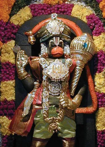 அஷ்ட ஐஸ்வர்யங்கள் வழங்கும் ஆஞ்சனேயர்!