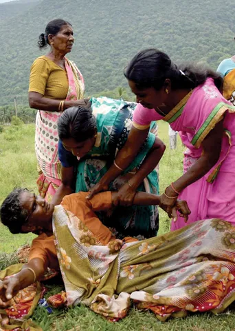 நாங்க கொடுக்கலை... அடிச்சுப் புடுங்குறாங்க...!''குமுறிக் கொந்தளிக்கும் விவசாயிகள்!