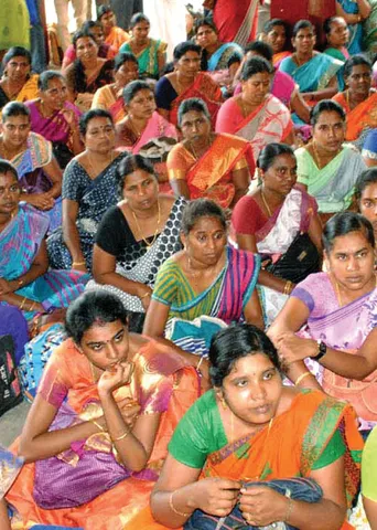 "8 மாவட்டங்களுக்கு மட்டும் போ' இடைநிலை ஆசிரியர்களை விரட்டிய அரசு!