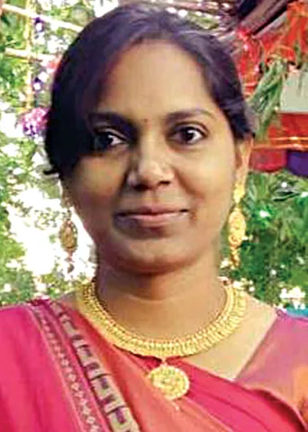 பார்வை : வளையாத வார்ப்பு! -மதுரா, பாடலாசிரியர்