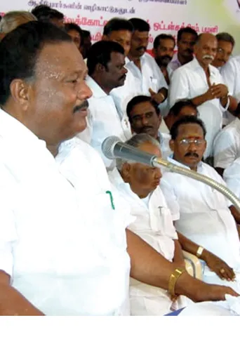 மந்திரி முன்னிலையில் பட்டுவாடா ஃபைட்!