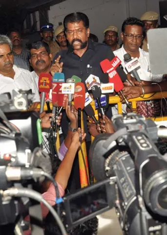 உண்மையை அம்பலப்படுத்தினால் குற்றவாளியா? -நக்கீரனை ஆதரிக்கும் மக்கள்!