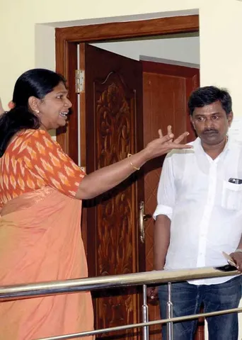 கனிமொழி வீட்டில் இரவு ரெய்டு! வெறுங்கையுடன் திரும்பிய வருமான வரித்துறை!