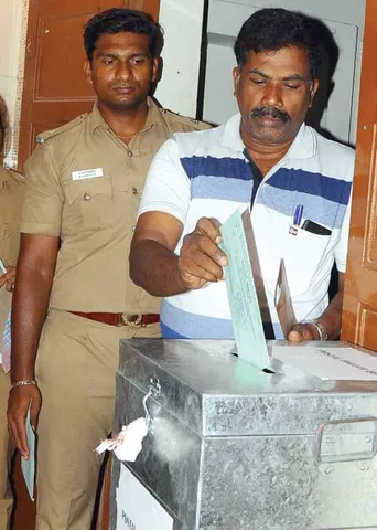 ஆட்சியை மிரட்டும் தபால் ஓட்டு! -குளறுபடி பின்னணி!