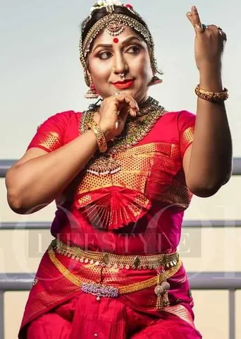 அகிலத்தை ஆட்டி வைக்கும் அபிநய விரல்களுக்கு பத்மஸ்ரீ!-முனைவர் ஆதிரா முல்லை