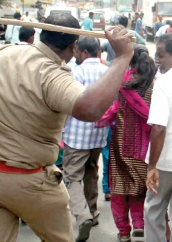 லேப்டாப் கேட்ட மாணவர்கள்! போலீஸை விட்டு அடித்த ஆளுங்கட்சி!