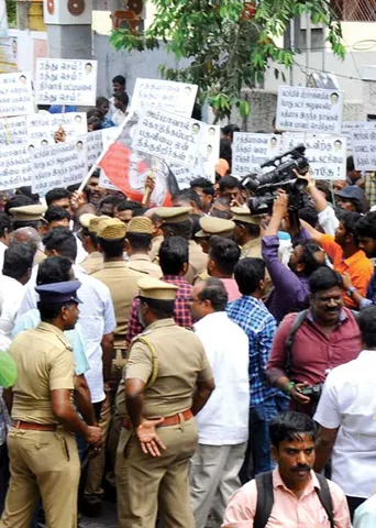 கொந்தளிப்பில் அ.தி.மு.க. தொண்டர்கள்!