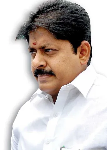 அமைச்சர் பதவியைப் பறித்த ஆடம்பரம் அந்தரங்கம்!