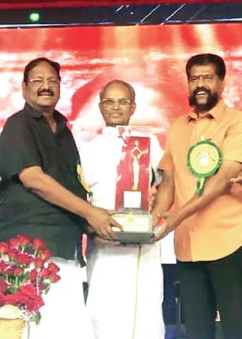 கவிஞரின் தமிழ்த் தொண்டுக்கு விருது!