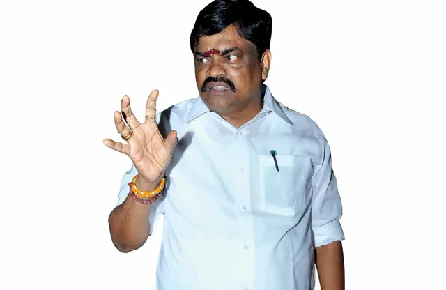 என் பின்னாடி 15 எம்.எல்.ஏ.! எடப்பாடியிடம் சொல்லு! -கொந்தளிக்கும் மந்திரி!
