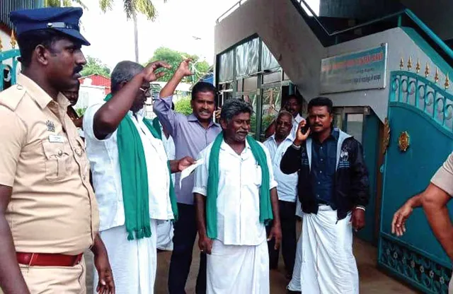 கஜா புயலின் கரண்ட் கட்! இன்றுவரை இருட்டு! -அ.தி.மு.க. எம்.பி.யால் வஞ்சிக்கப்படும் மக்கள்!