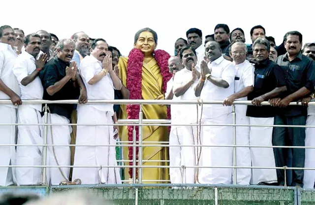 சிக்னல்! அனுமதியின்றி திறக்கப்பட்ட ஜெ. சிலை!