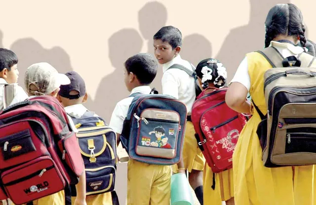பொதுத்தேர்வு விபரீதம்! பள்ளிகளை விட்டு நிற்கும் குழந்தைகள்!
