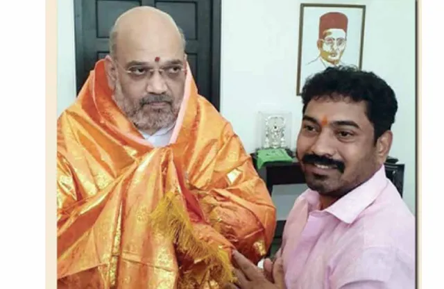 காவி தாதாவை காப்பாற்றும் அமித்ஷா போட்டோ!