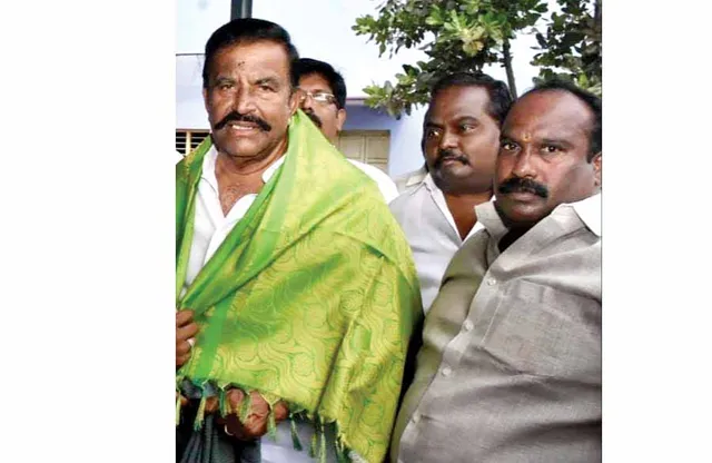 சிக்னல் எனக்கே பணம் தர்றியா? கடுப்பான கே.என்.நேரு!