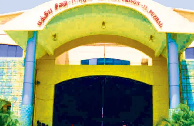 கவனிக்கும் கைதிகளுக்கு வாரிக்குவிக்கும் சிறைத்துறையினர்!