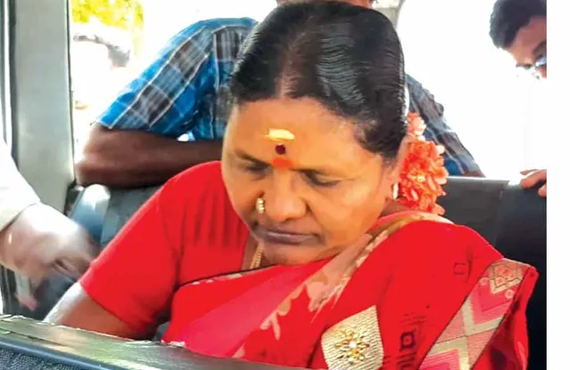 வசூல் வேட்டை! சிறையில் பெண் அதிகாரி!