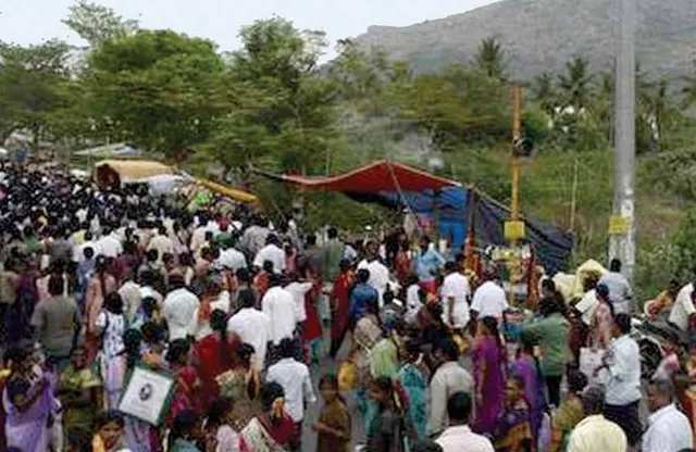 கறையான் புற்றெடுக்க கருநாகம் புகுந்தது கிரிவலப்பாதை கோயில் சர்ச்சை!