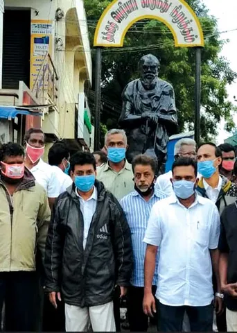 காவி பூசிய காலிகள்